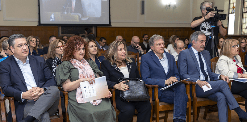 Καθισμένοι στο συνέδριο του ΑΣΕΠ που πραγματοποιήθηκε στη Θεσσαλονίκη.