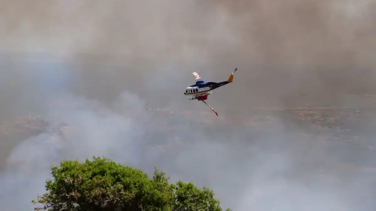 Φωτιά στη Χίο: Δύσκολο το έργο της Πυροσβεστικής λόγω ανέμων