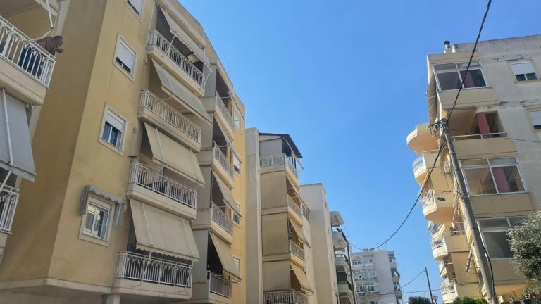 Γυναικοκτονία στην Αλεξανδρούπολη: Την κατακρεούργησε με 12 χτυπήματα (video)