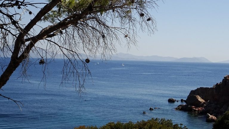 Φρίκη στη Βουλιαγμένη: Νεκρός άνδρας μπροστά από ταβέρνα