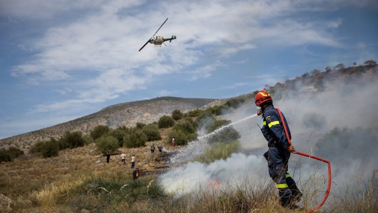 Εκκενώθηκε λόγω της φωτιάς το Μαύρο Λιθάρι: Ήχησε το 112