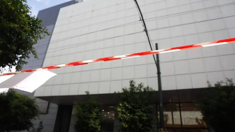 Πειραιάς: Παραλίγο μακελειό! Άνοιξε πυρ μέσα στο σούπερ μάρκετ ο δράστης (Εικόνες)