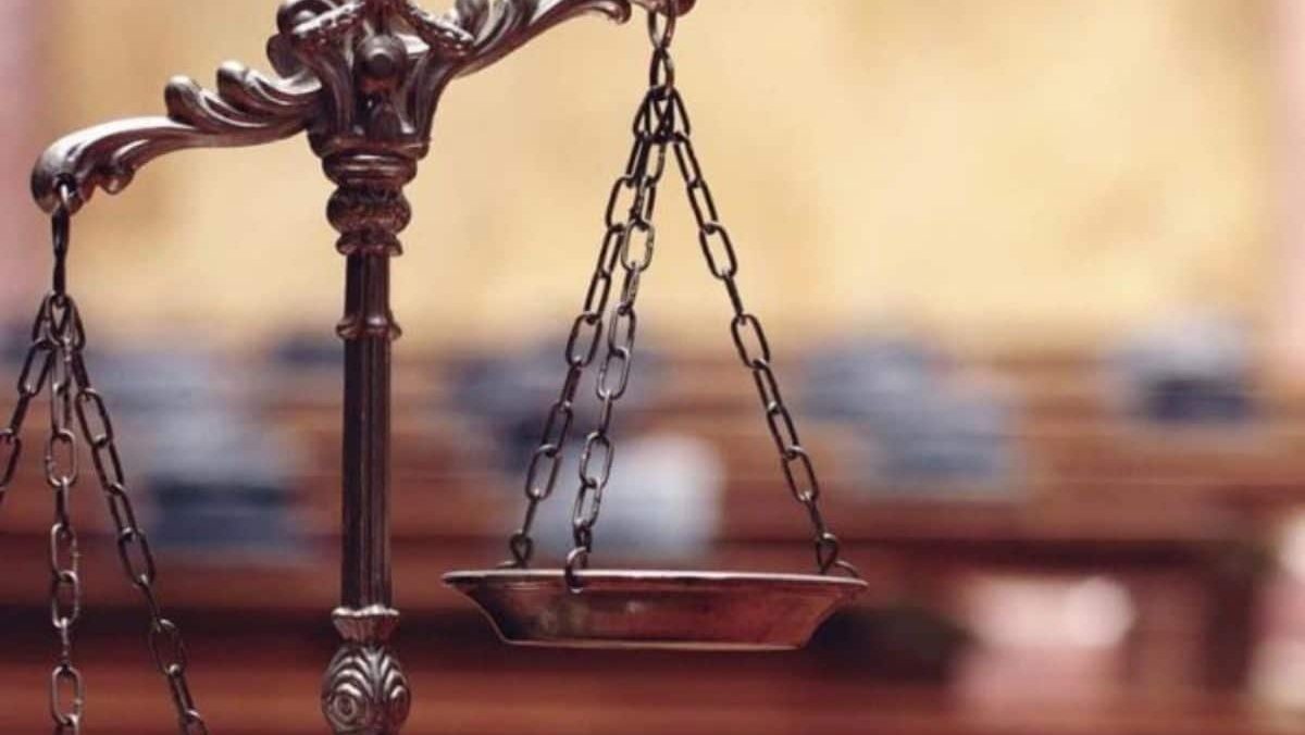 "Χειροπέδες" σε πασίγνωστο δικηγόρο: Τον κατήγγειλε η σύζυγός του για ενδοοικογενειακή βία