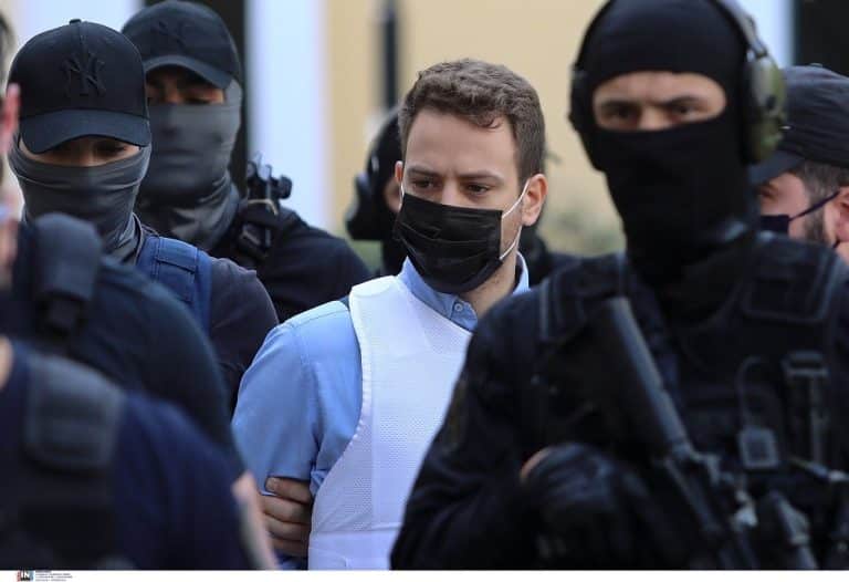 Στη …Νομική περνάει ο Μπάμπης της Καρολάιν