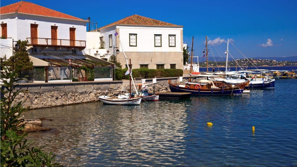 Θρίλερ στις Σπέτσες με σορό άνδρα στο λιμάνι