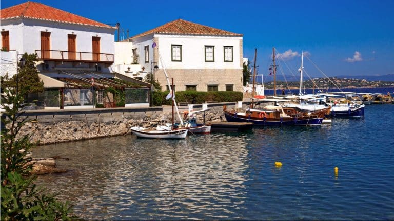 Θρίλερ στις Σπέτσες με σορό άνδρα στο λιμάνι