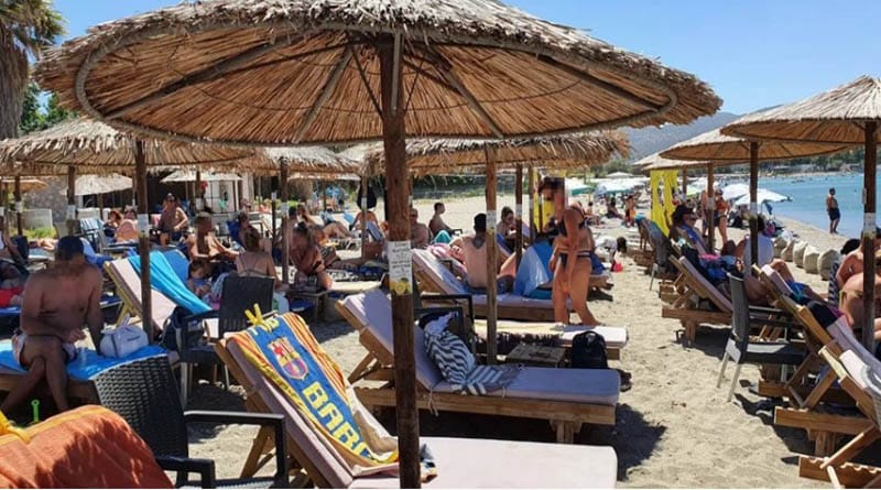 Στον «θεό» οι ξαπλώστρες – Οι τιμές στις οργανωμένες παραλίες της Αττικής