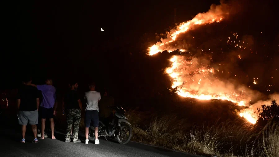 Φωτιά στην Εύβοια: Εφιαλτικές στιγμές για τους κατοίκους - Καίει για 2η μέρα το μέτωπο (vids)