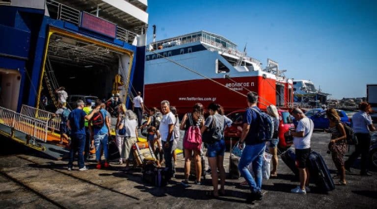 Αυξημένη κίνηση στο λιμάνι του Πειραιά