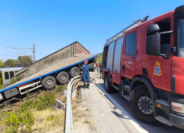 Αυλίδα: Τρεις τραυματίες στη σύγκρουση φορτηγού και τρένου με 130 επιβάτες (pics+vid)