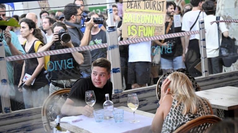 Οργή στη Βαρκελώνη για τον υπερτουρισμό και τα AirBNB