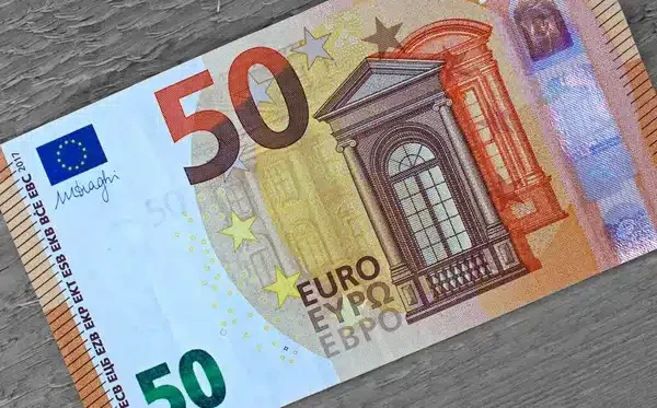 Το παράδειγμα του 50ευρου: Να γιατί προωθείται το «πλαστικό χρήμα»