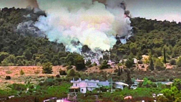 Φωτιά τώρα στα Γλυκά Νερά – Τρόμος με το μέτωπο να απειλεί οικισμό