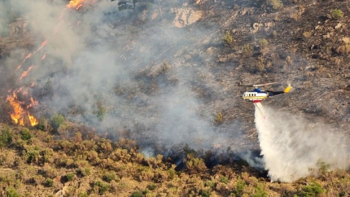 Μαίνονται οι πυρκαγιές σε Κω και Χίο