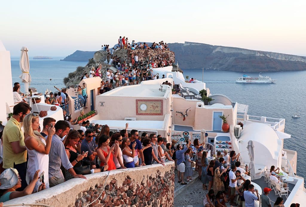 Σαντορίνη: «Ελαττώστε τις μετακινήσεις σας, ήρθαν τουρίστες» – Αδιανόητη ανακοίνωση