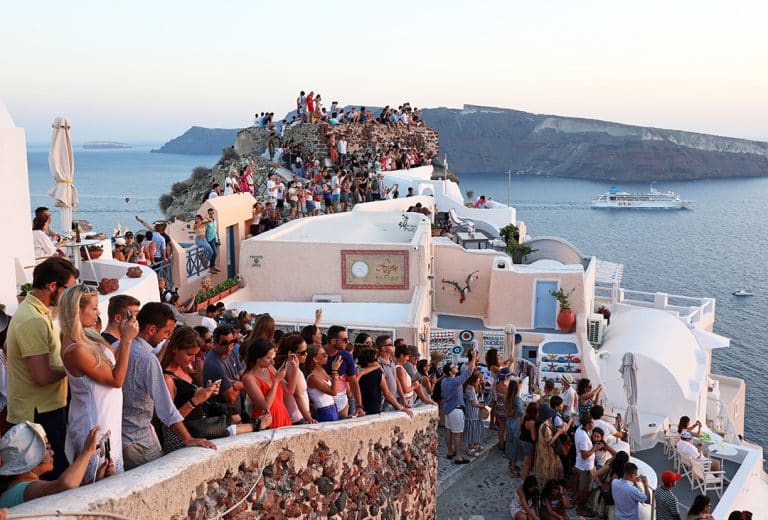 Σαντορίνη: «Ελαττώστε τις μετακινήσεις σας, ήρθαν τουρίστες» – Αδιανόητη ανακοίνωση