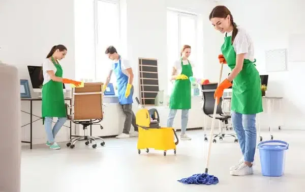 Σχολικές καθαρίστριες: Χωρίς φρένο οι προσλήψεις - 2309 νέες θέσεις σε 48 περιοχές