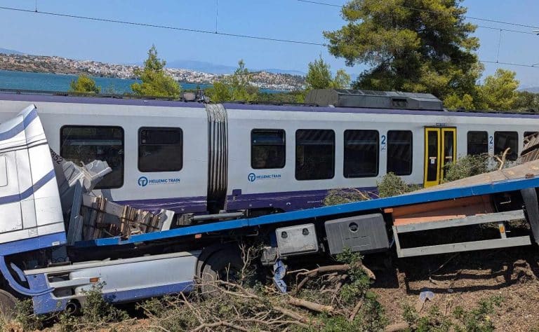 Σύγκρουση τρένου με φορτηγό στο Βαθύ Αυλίδας