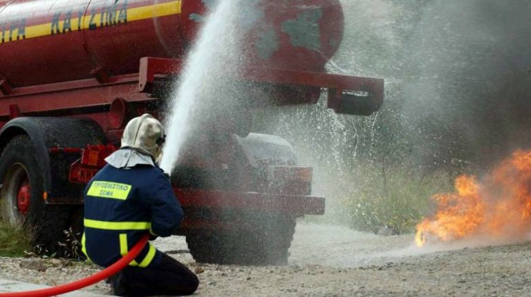Φωτιά από ανατροπή βυτιοφόρου στην Αθηνών Κορίνθου – Διεκόπη η κυκλοφορία