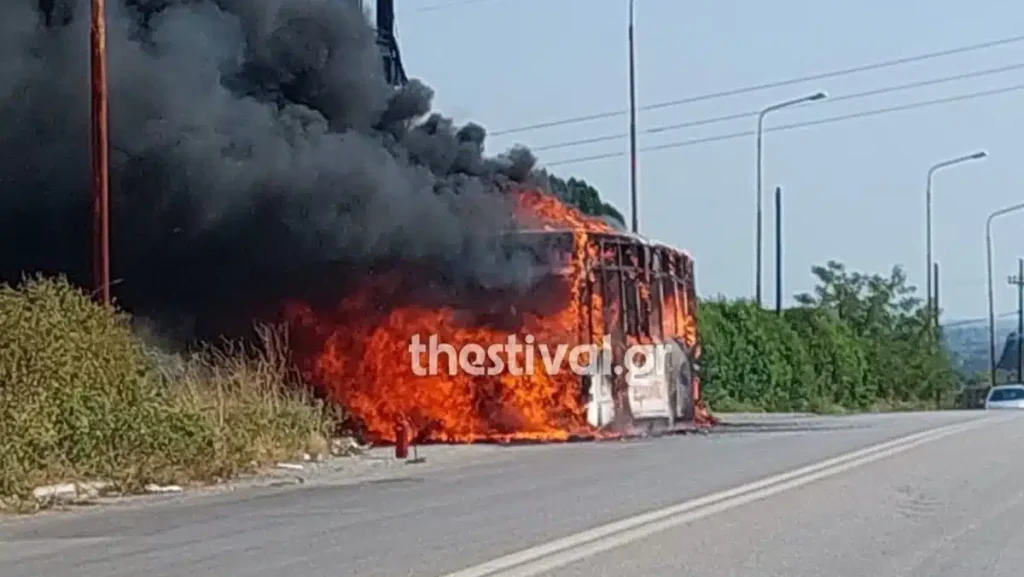 Τρόμος στην άσφαλτο: Λεωφορείο των ΚΤΕΛ Θεσσαλονίκης “τυλίχθηκε” στις φλόγες (vid, pic)