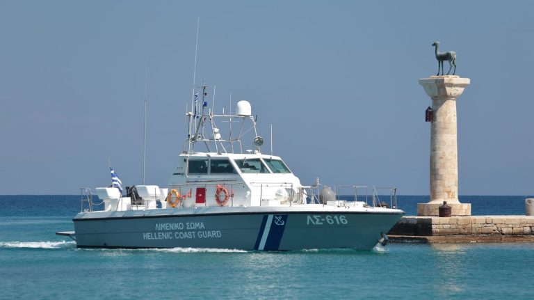 Καταδίωξη ταχύπλοου στη Σύμη: Μετέφερε μετανάστες και πρόσφυγες