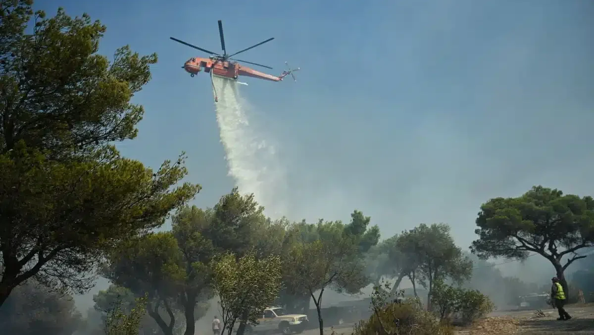 Φωτιά τώρα στον Μαραθώνα – Σηκώθηκαν 3 ελικόπτερα