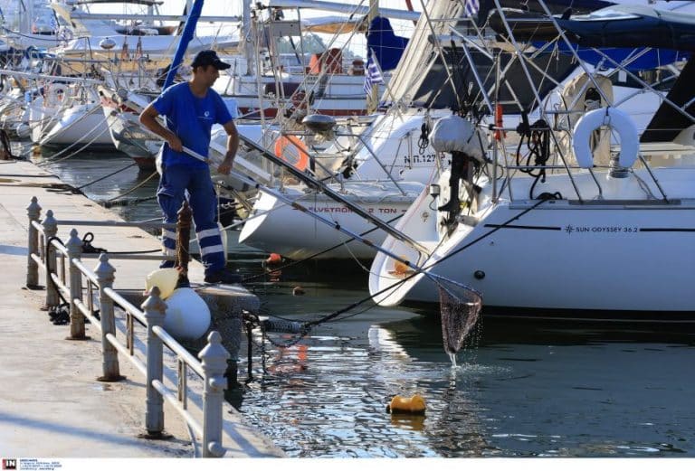 Χάθηκε… η θάλασσα από τα νεκρά ψάρια στον Βόλο!