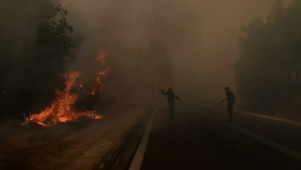 Ανεξέλεγκτη μαίνεται η φωτιά στην βορειανατολική Αττική. Εκκενώνεται το νοσοκομείο "Αμαλία Φλέμινγκ"