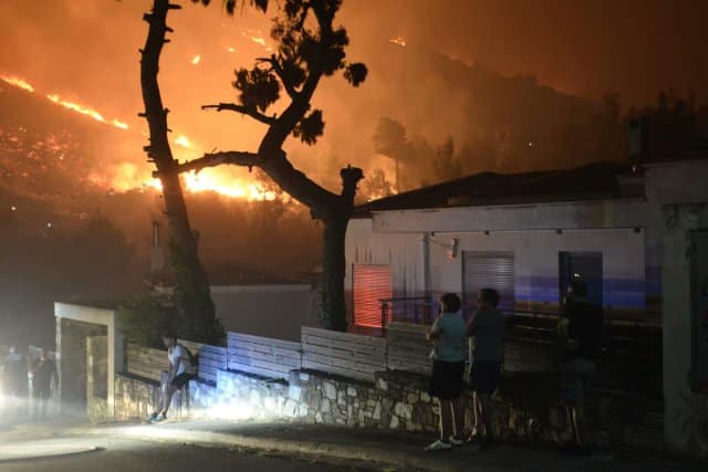 Φωτιά στην Αττική: 112 για Νταού και Καλλιτεχνούπολη