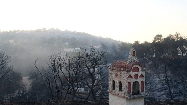 Φωτιά στην Αττική: Παραμένουν διάσπαρτες εστίες – Τι αναφέρει η Πυροσβεστική