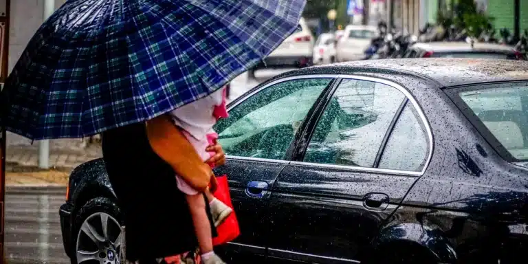Ανατροπή στον καιρό: Καταιγίδες και σκόνη το Σάββατο (16/05) – Πού θα «χτυπήσουν» τα φαινόμενα