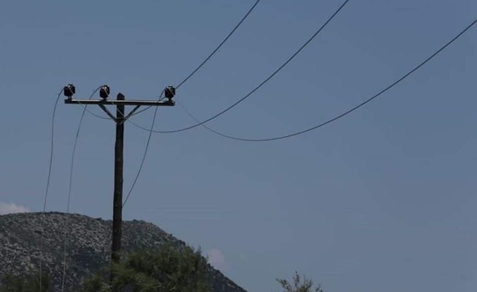 Νέα Φιλαδέλφεια: Κολώνα της ΔΕΗ έπεσε στη μέση του δρόμου – Ένας τραυματίας