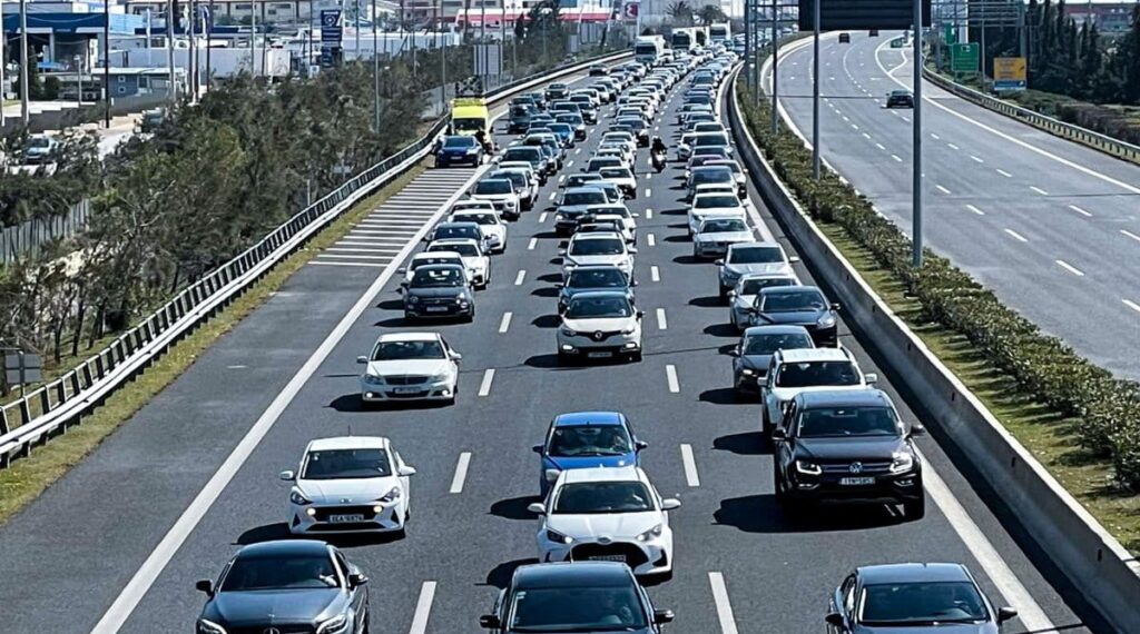 Σύγκρουση οχημάτων στην Αττική Οδό – Μεγάλο μποτιλιάρισμα