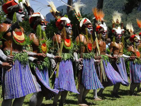 dancing papuans in papua new