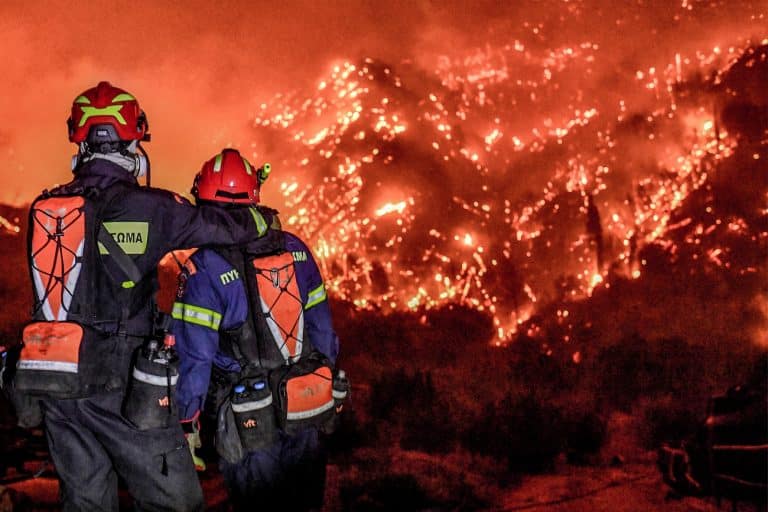 Φωτιά στην Κορινθία: Εκκενώνεται ο Πύργος Ξυλοκάστρου – Εστάλη 112