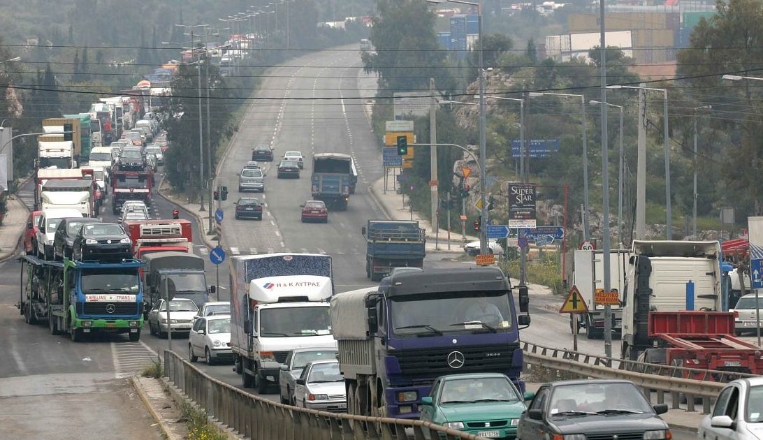 “Κόπηκε” η Λεωφόρος Σχιστού στη μέση – Δείτε γιατί