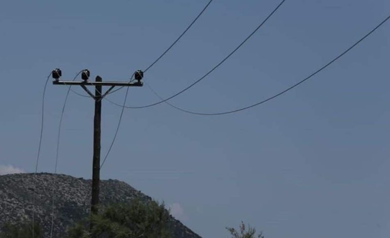 Νέα Φιλαδέλφεια: Κολώνα της ΔΕΗ έπεσε στη μέση του δρόμου – Ένας τραυματίας