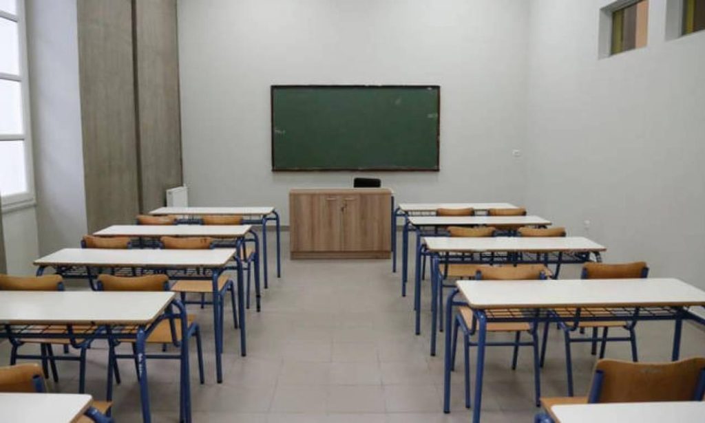 αίθουσα σχολείου με άδεια θρανία και πίνακα - ΑΣΕΠ: Έρχεται νέα προκήρυξη για αναπληρωτές