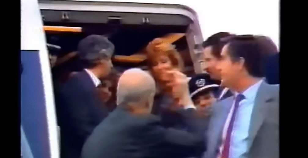 Screenshot 2024\-10\-22 at 14\-52\-05 ΑΦΙΞΗ ΑΝΔΡΕΑ ΠΑΠΑΝΔΡΕΟΥ \(1988\) ΣΤΗΝ ΑΘΗΝΑ ΑΠΟ ΧΕΡΦΙΛΝΤ \- YouTube