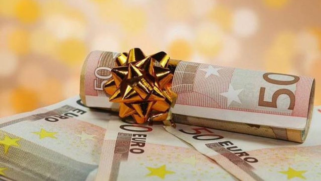 Επιταγή ακρίβειας σε πάνω από 900.000 δικαιούχους - Αύξηση και στα επιδόματα του ΟΠΕΚΑ