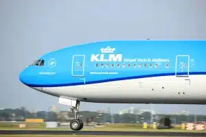 KLM: Αναστέλλει τις πτήσεις της προς το Ισραήλ έως το τέλος του 2024