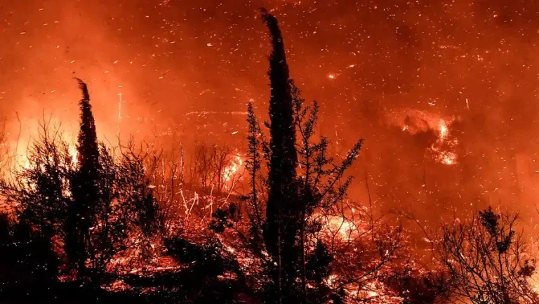 Φωτιά στην Κόρινθο: Εφιαλτικές στιγμές για 3η ημέρα – Φόβοι για αναζωπυρώσεις