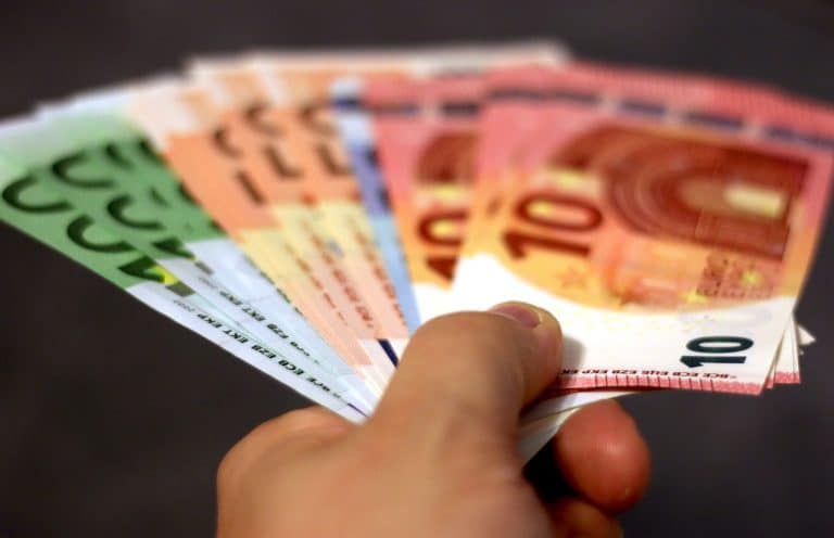 ΟΠΕΚΑ: “Ταμείο” για χιλιάδες δικαιούχους – Σήμερα οι πληρωμές