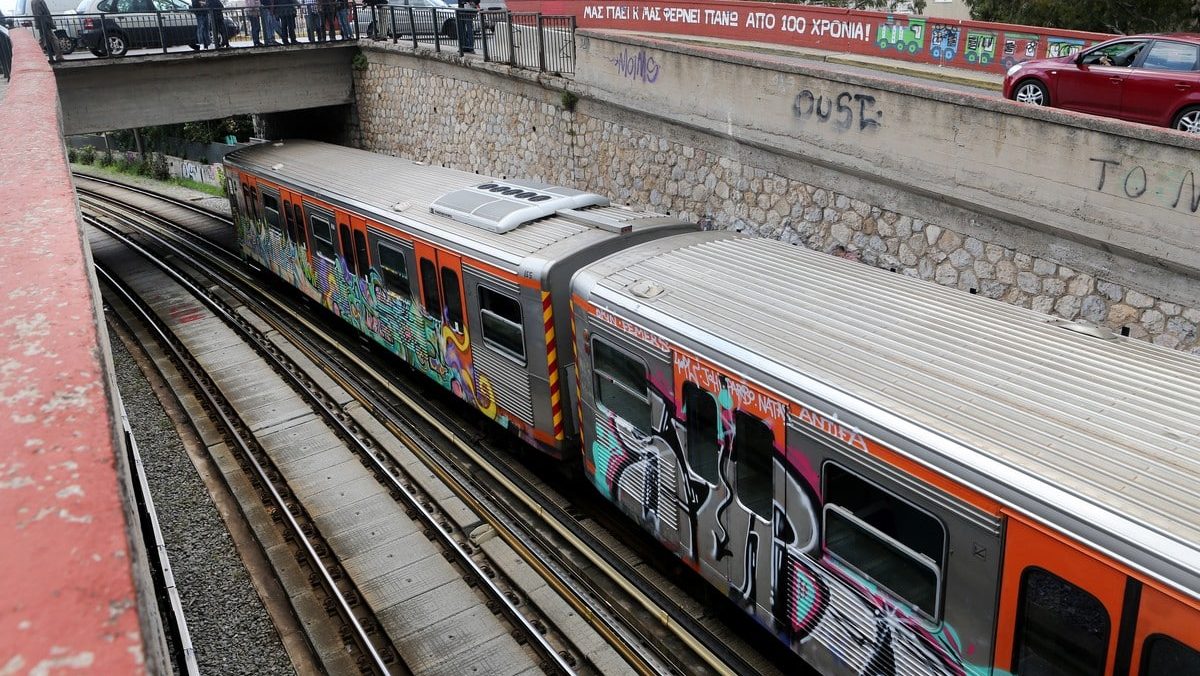 ΤΩΡΑ: Έπεσε άτομο από πεζογέφυρα στο ΚΑΤ