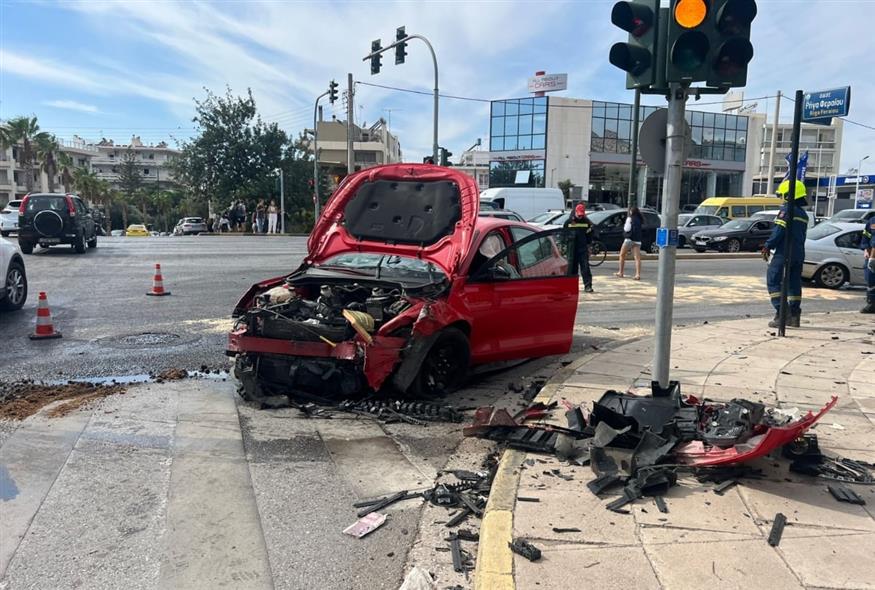 Σοβαρό τροχαίο στη Γλυφάδα με δύο τραυματίες