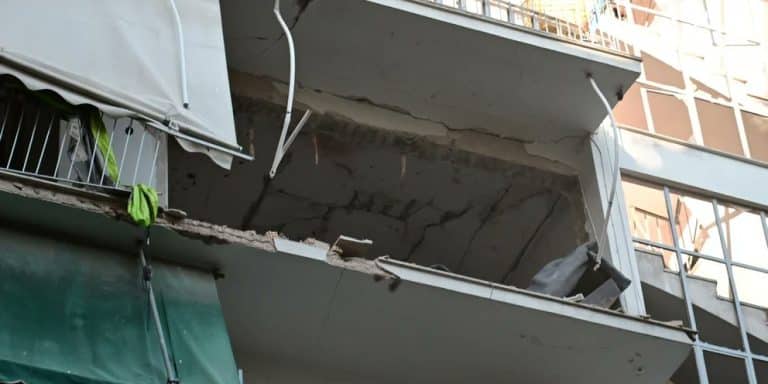 Αμπελόκηποι: Περούκες και μάσκες βρέθηκαν στο διαμέρισμα