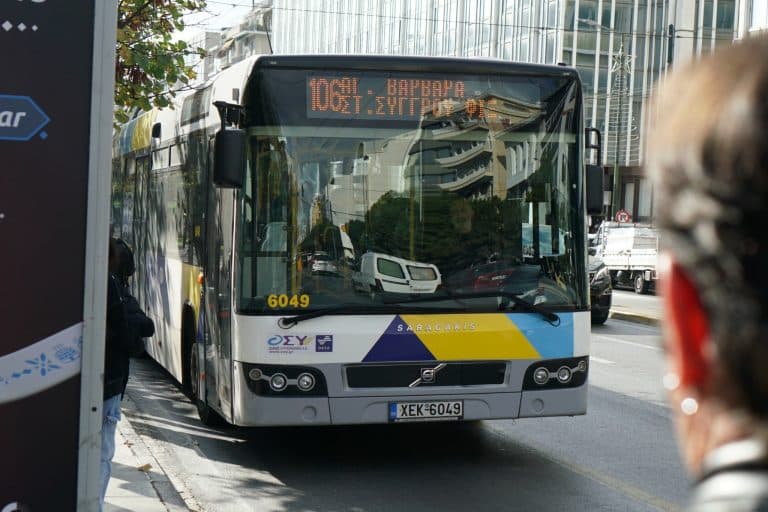 Κατέρρευσε οροφή λεωφορείου εν κινήσει: Τι αναφέρει ο οδηγός