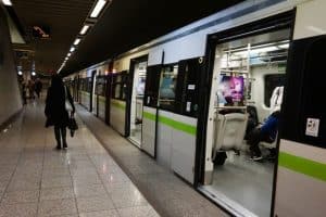 Αθήνα: Αστυνομικός εκτός υπηρεσίας συνέλαβε πορτοφολά στο Μετρό