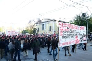 Πολυτεχνείο: 54 προσαγωγές από την ΕΛ.ΑΣ - Σε εξέλιξη η πορεία προς την Αμερικανική Πρεσβεία