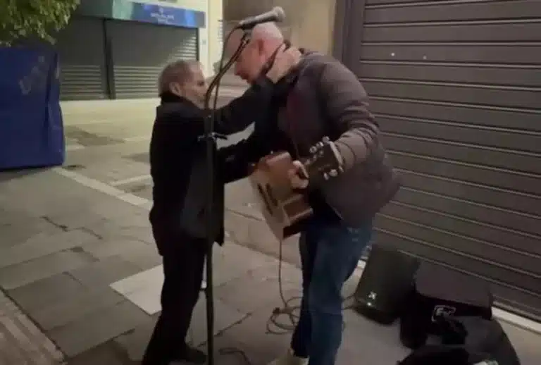 Ο τεράστιος Ξαρχάκος αγκαλιάζει πλανόδιο που έπαιζε το «Ήτανε μια φορά» – ΒΙΝΤΕΟ